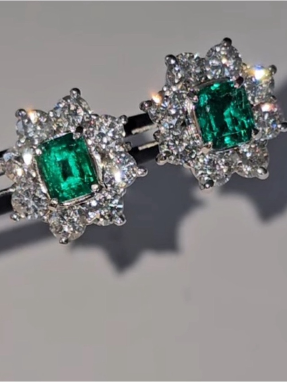Magnificent natural diamond and emerald earring in platinum.